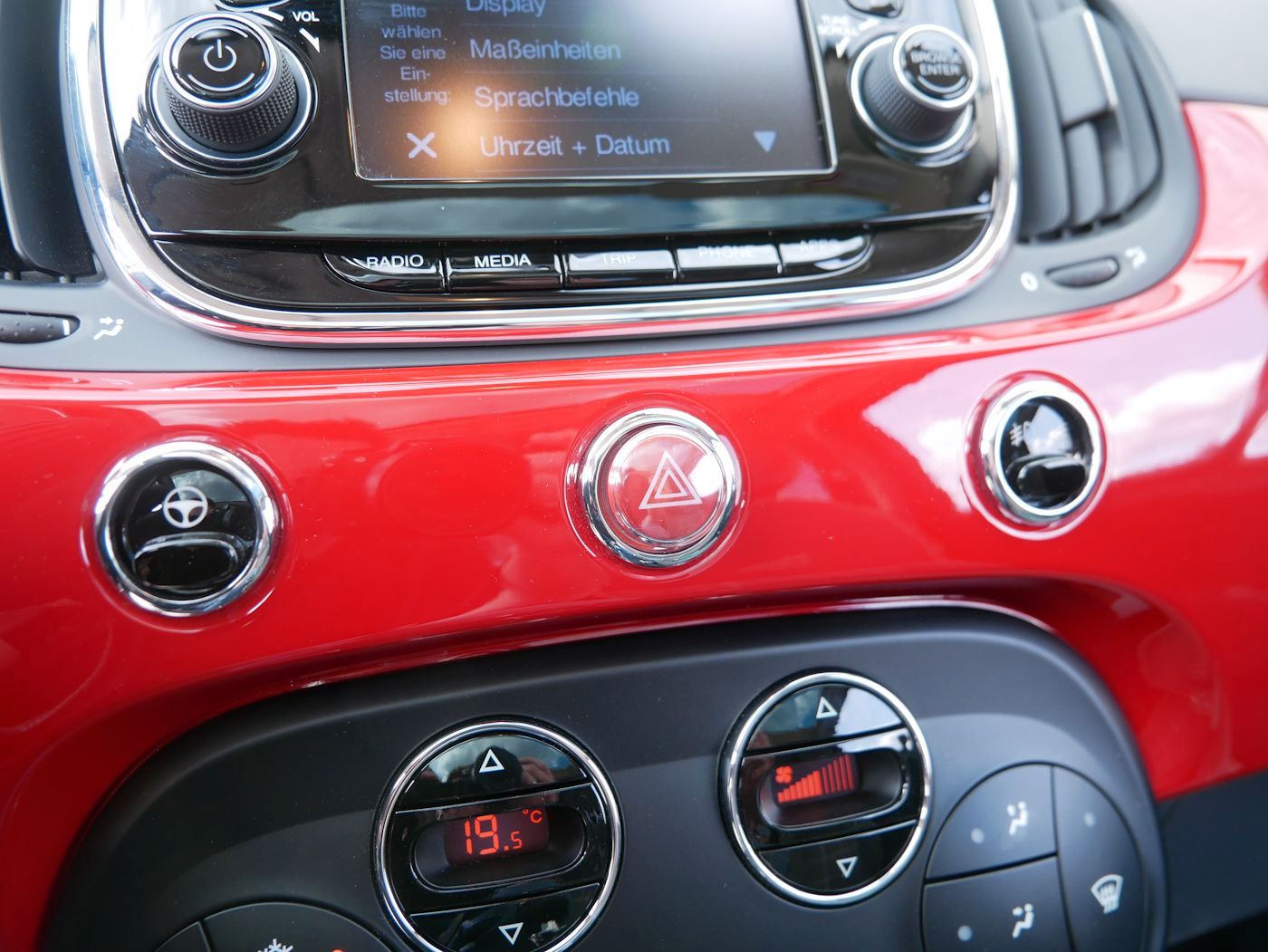 Fahrzeugabbildung Fiat 500 1.2 8V Lounge Panorama Sitzheiz PDC Klimaaut