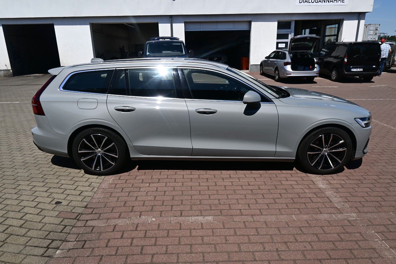 Fahrzeugabbildung Volvo V60 T6 AWD PHEV Essential*Leder*AHK*PDC*