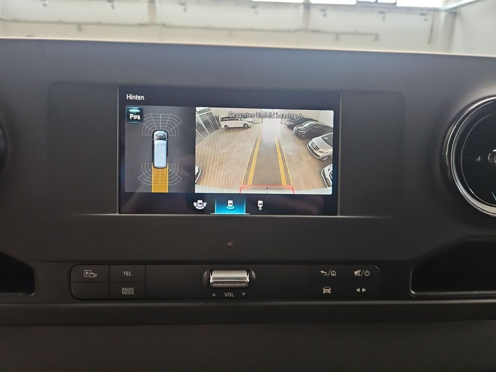 Fahrzeugabbildung Mercedes-Benz Sprinter 317 Kasten L2H2 3,5t AHK PTS RFK MBUX