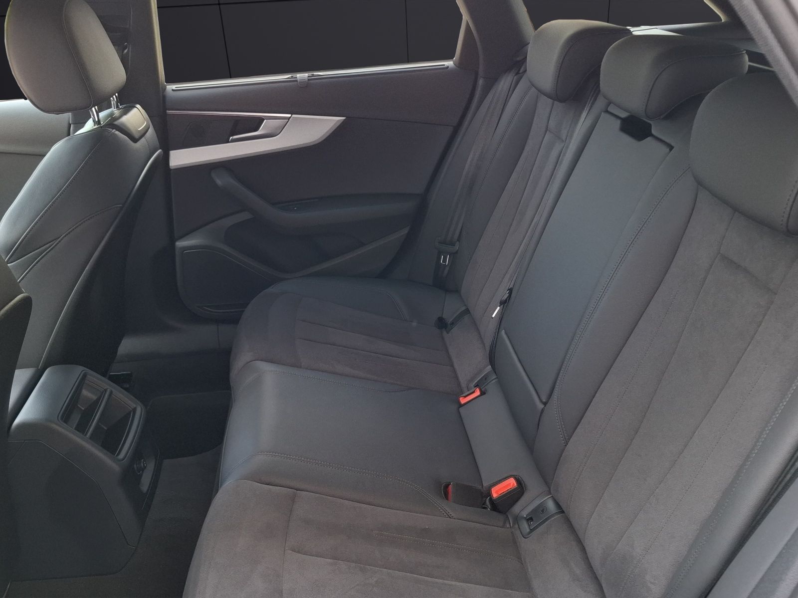 Fahrzeugabbildung Audi A4 Avant 45 TFSI S-line Edition qu Matrix Navi A