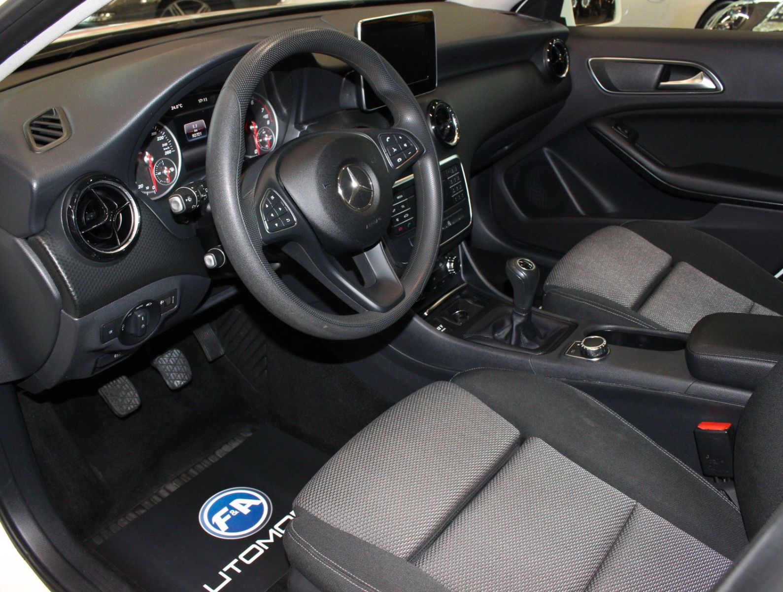 Fahrzeugabbildung Mercedes-Benz A 180 BlueEfficiency 2. Hand*