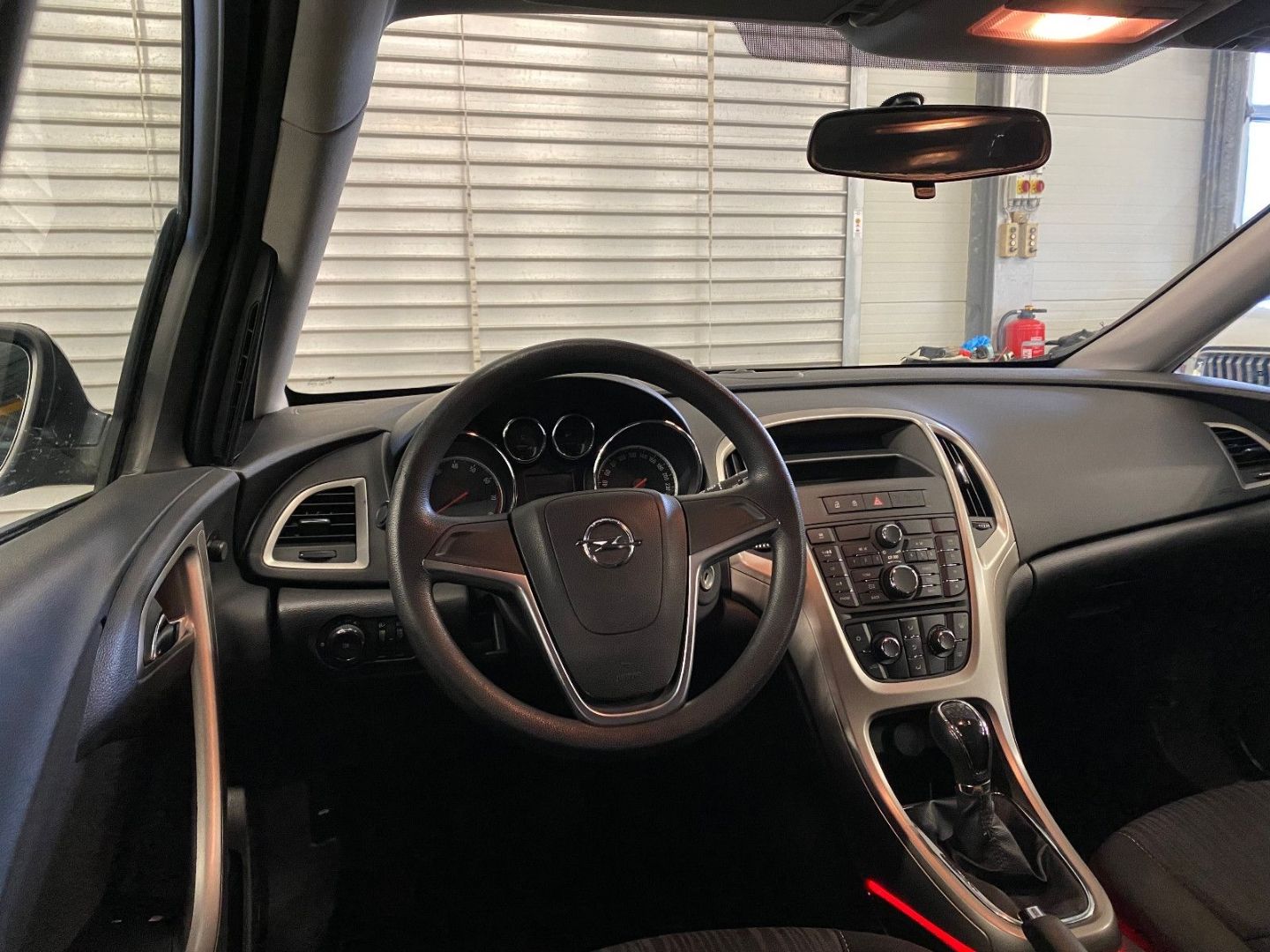 Fahrzeugabbildung Opel Astra J Lim. 5-trg. Edition AHK Klima