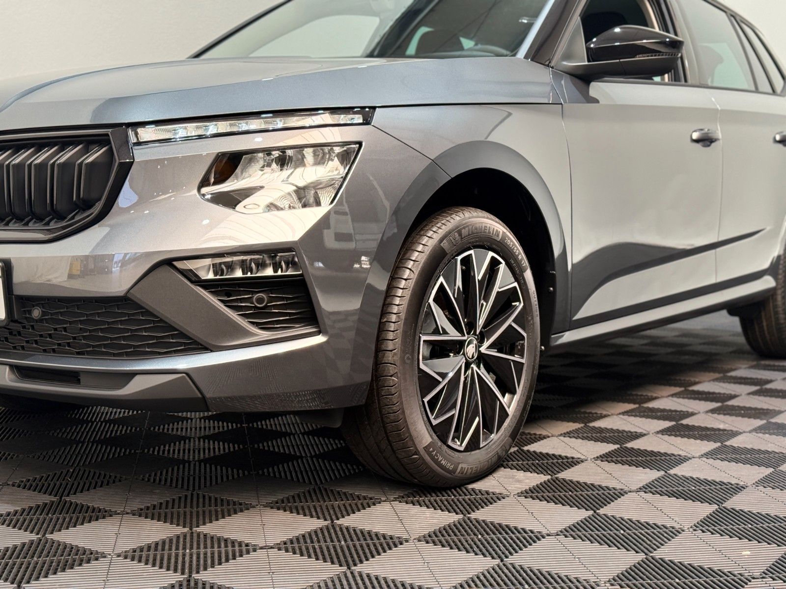 Fahrzeugabbildung SKODA Kamiq 1.0 TSI DSG Selection Black 17" Kamera SHZ
