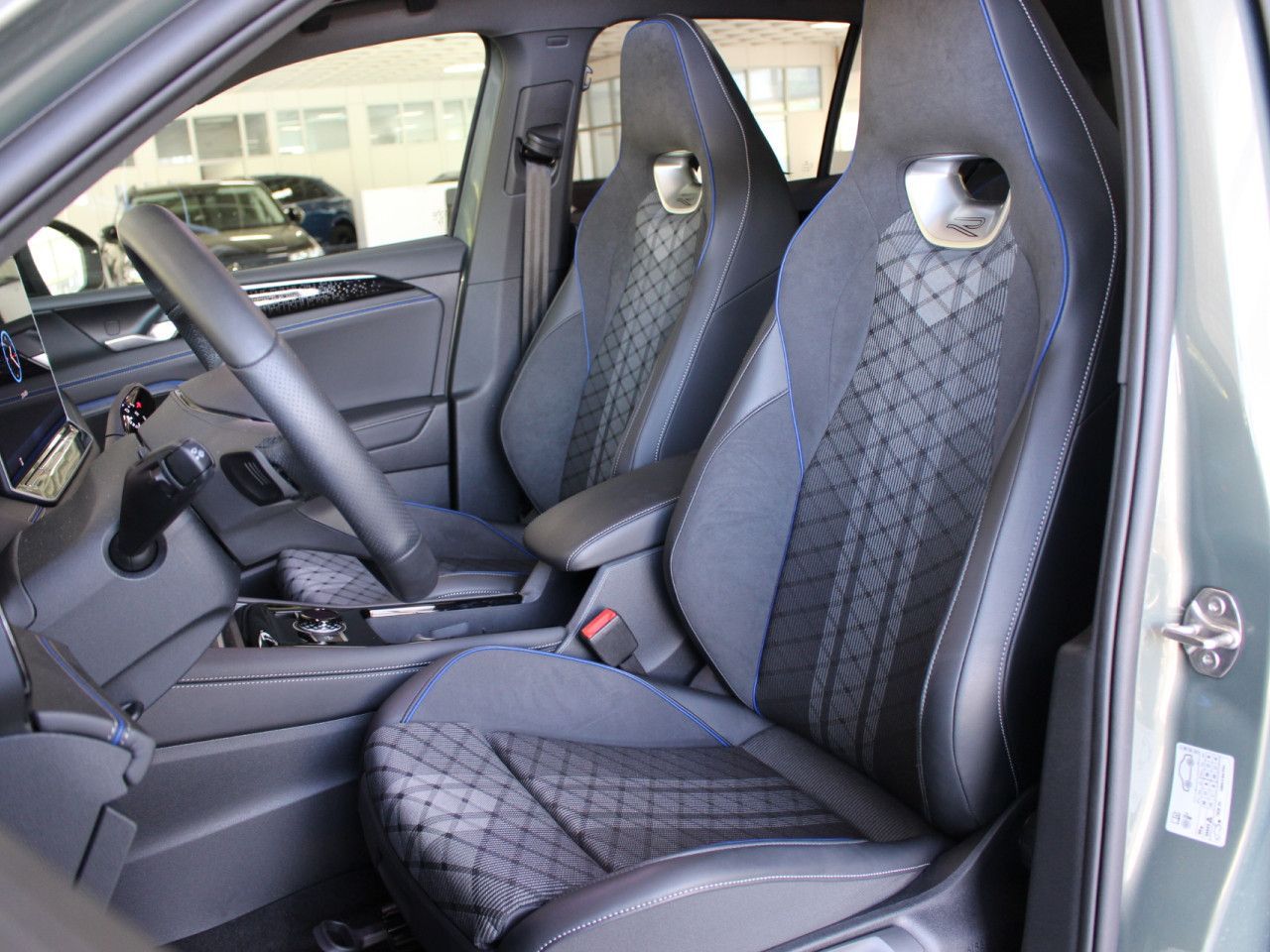 Fahrzeugabbildung Volkswagen Tiguan 2.0 TDI SCR 4M R-Line/360/ACC/AHK/St.Hz