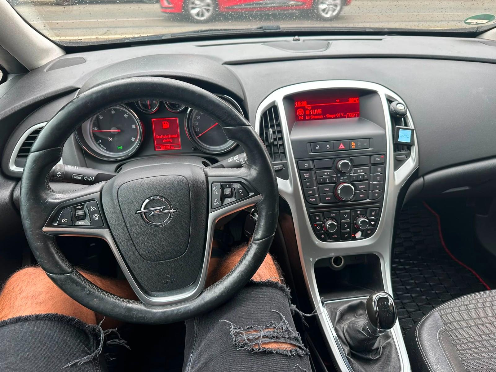 Opel Astra 2015 — interior