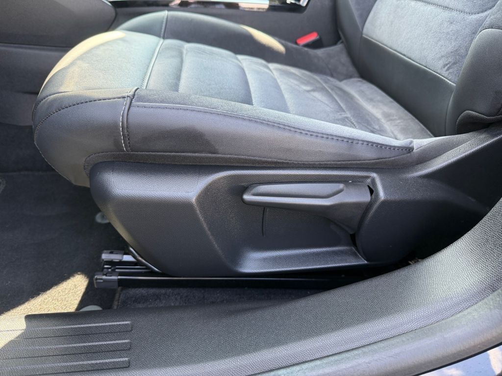 Fahrzeugabbildung Citroën C4 PureTech 130 Stop&Start EAT8 MAX*Alcantara