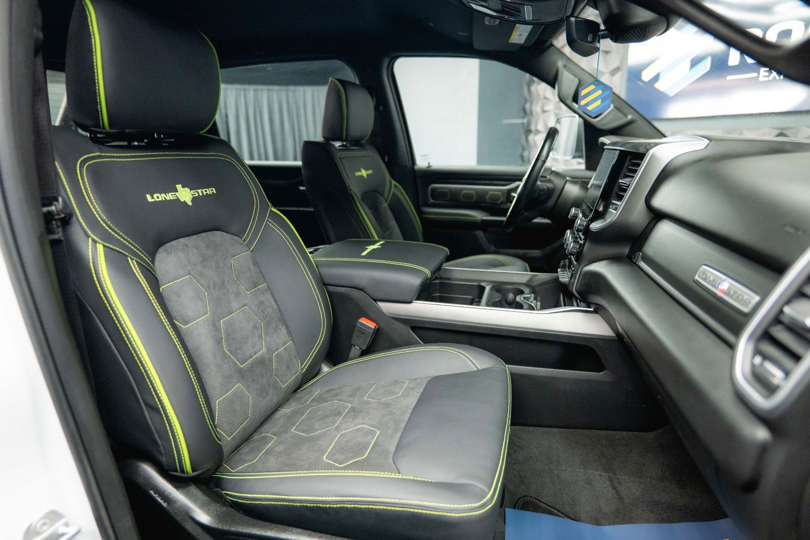 Fahrzeugabbildung Dodge RAM 5.7 V8 HEMI 4x4 OFFROAD Night-Paket LONGBED