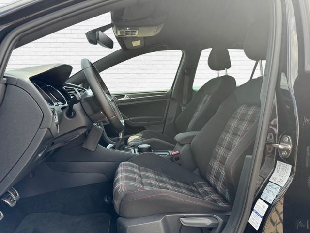 Fahrzeugabbildung Volkswagen Golf GTI 2.0 l TSI 230 PS 6-Gang-Schaltgetriebe