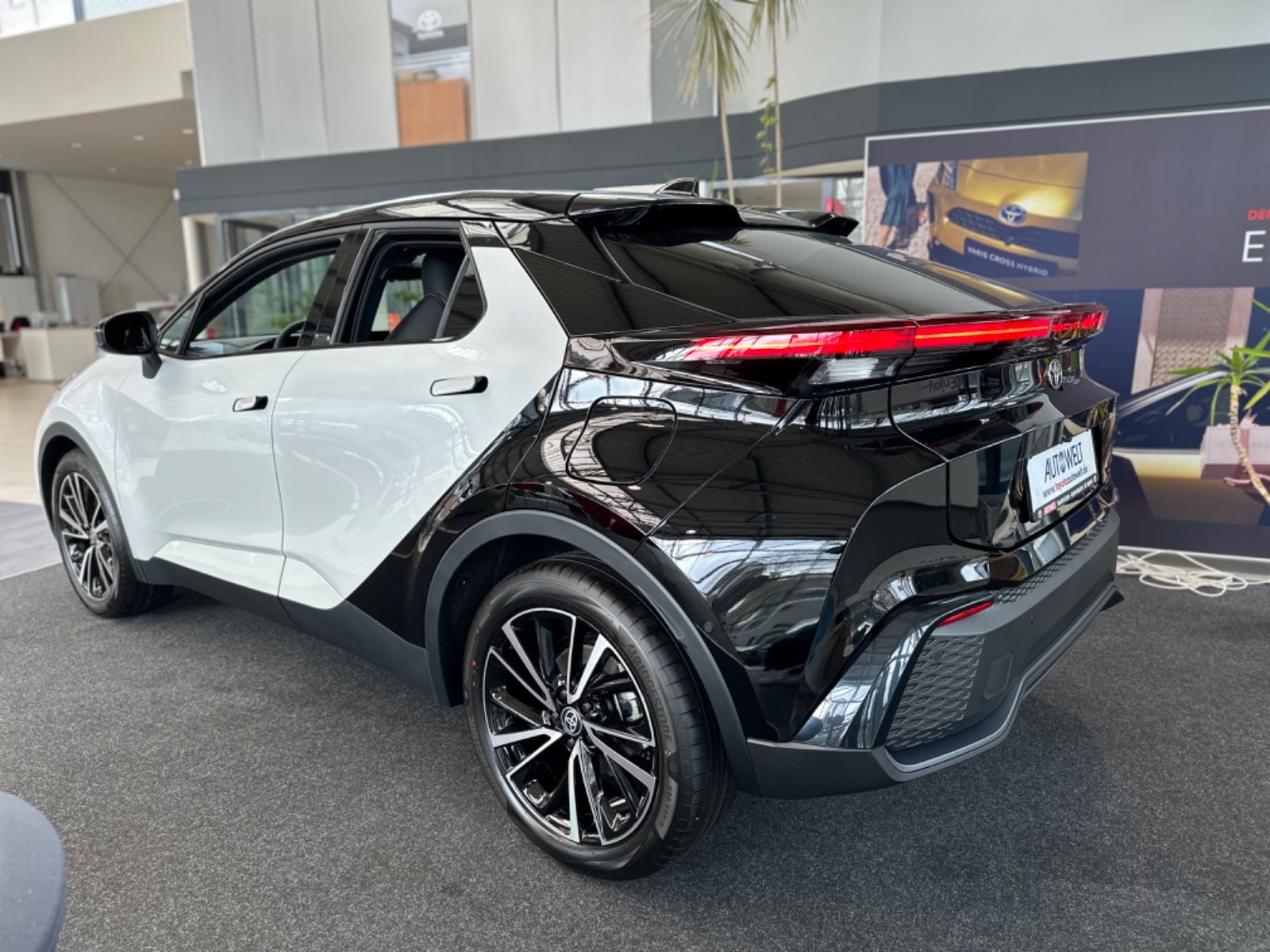 Fahrzeugabbildung Toyota C-HR 2.0 Lounge PREMIERE 360°,NAVI,PANO