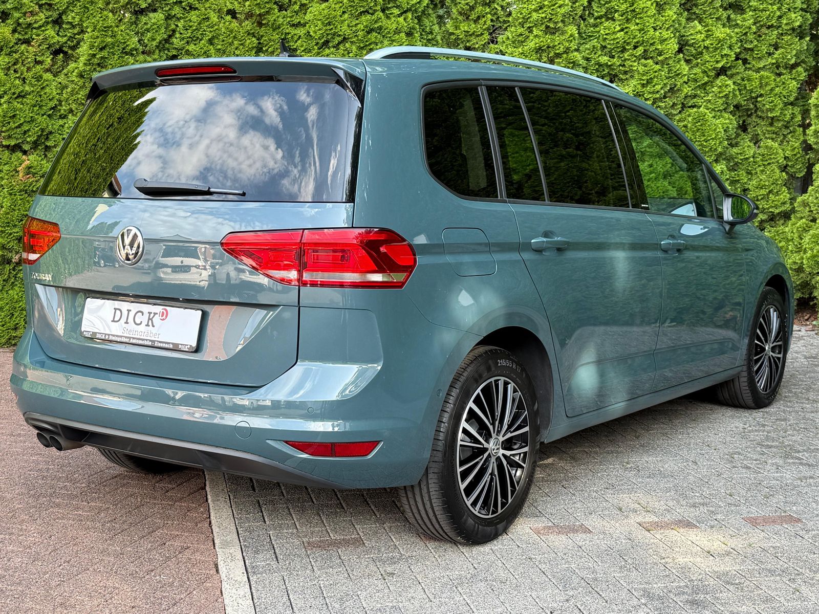 Fahrzeugabbildung Volkswagen Touran 2.0 TDI DSG IQ.DRIVE LED+ACC+NAV+SHZ+DAB