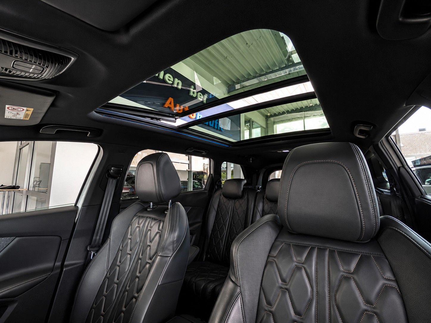 Fahrzeugabbildung Peugeot 5008 GT-LINE LEDER NAVI PANORAMA LED AHK 7-SITZE