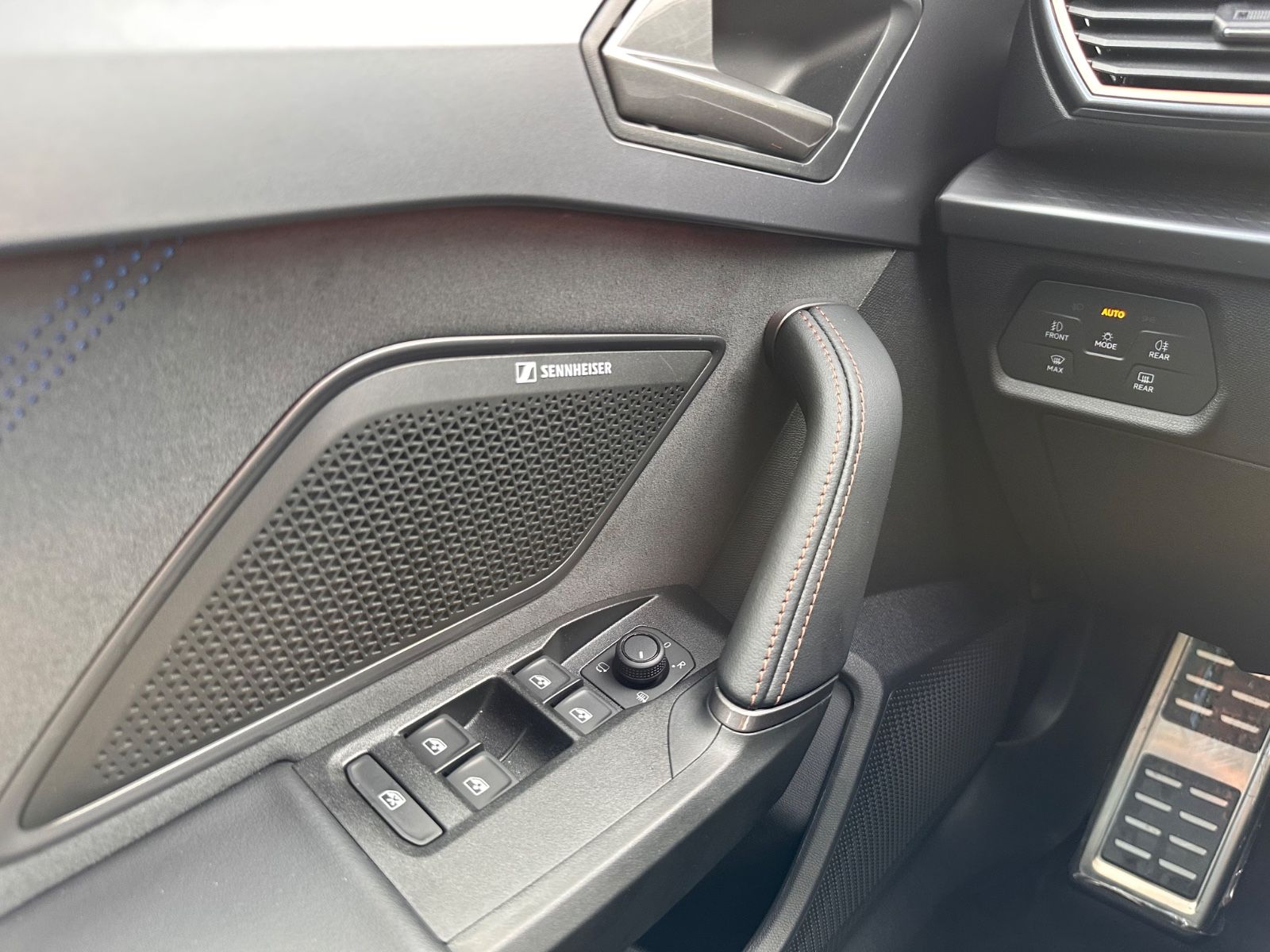Fahrzeugabbildung CUPRA Leon VZ 2.0 TSI Pano/ACC/APP/LED/RFK/PDC/SHZG