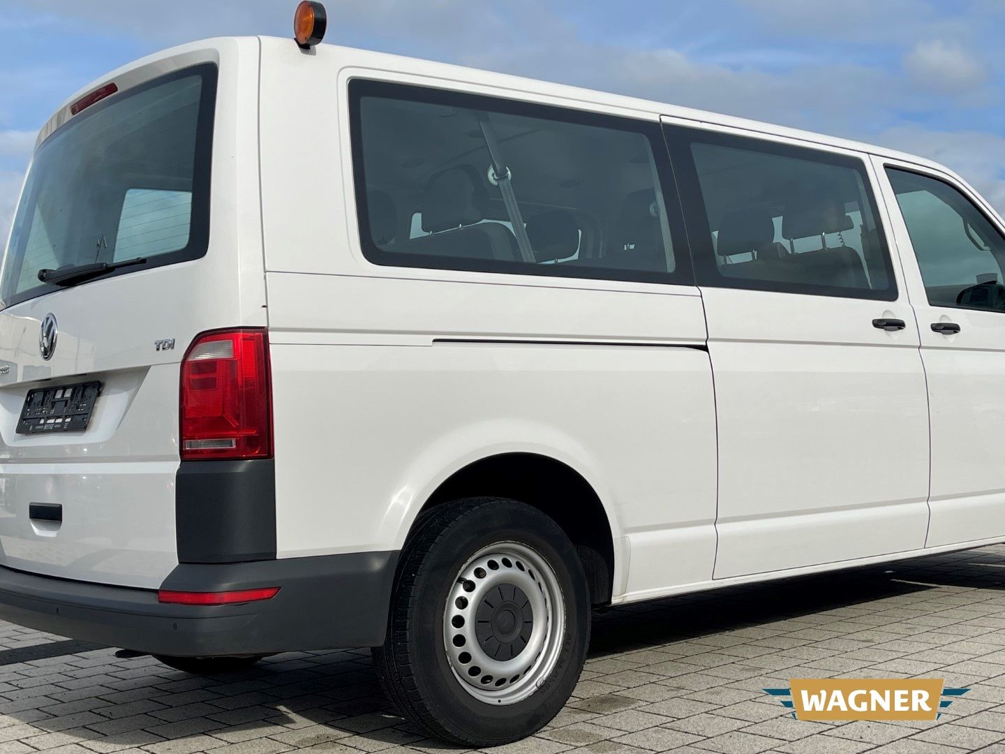 Fahrzeugabbildung Volkswagen T6 Kombi EcoProfi lang 9 Sitzer Klima