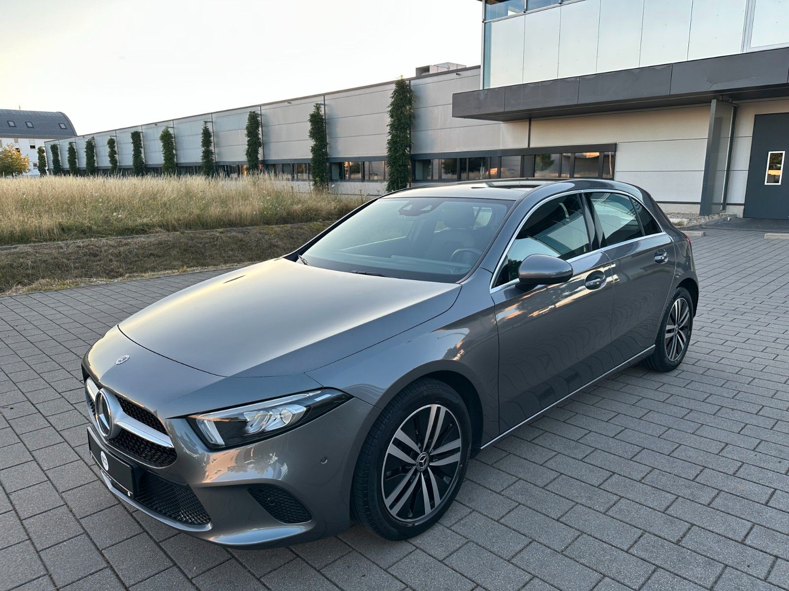 MERCEDES-BENZ A 200 Pano/LED/Teilleder/Allwetter/MBUX/Sitzhzg.