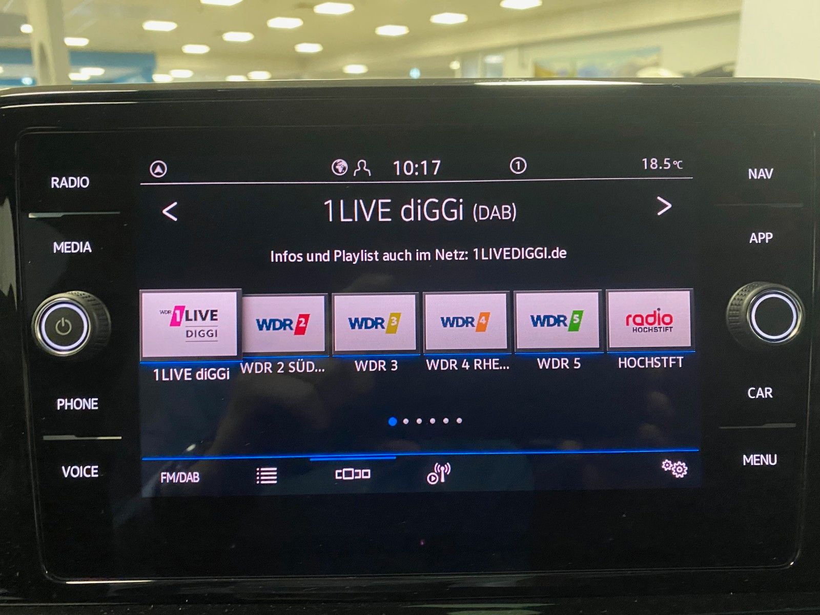 Fahrzeugabbildung Volkswagen T-Roc 1.5 TSI DSG+STYLE+PANORAMA+AHK+GARANTIE+BC