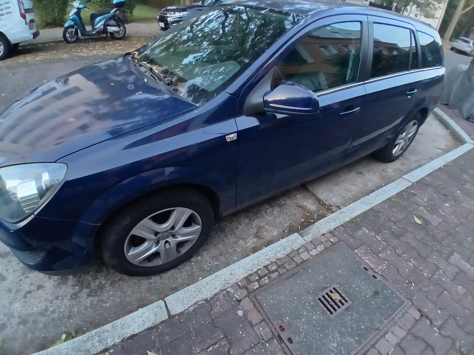 Opel Astra 2010 — салон