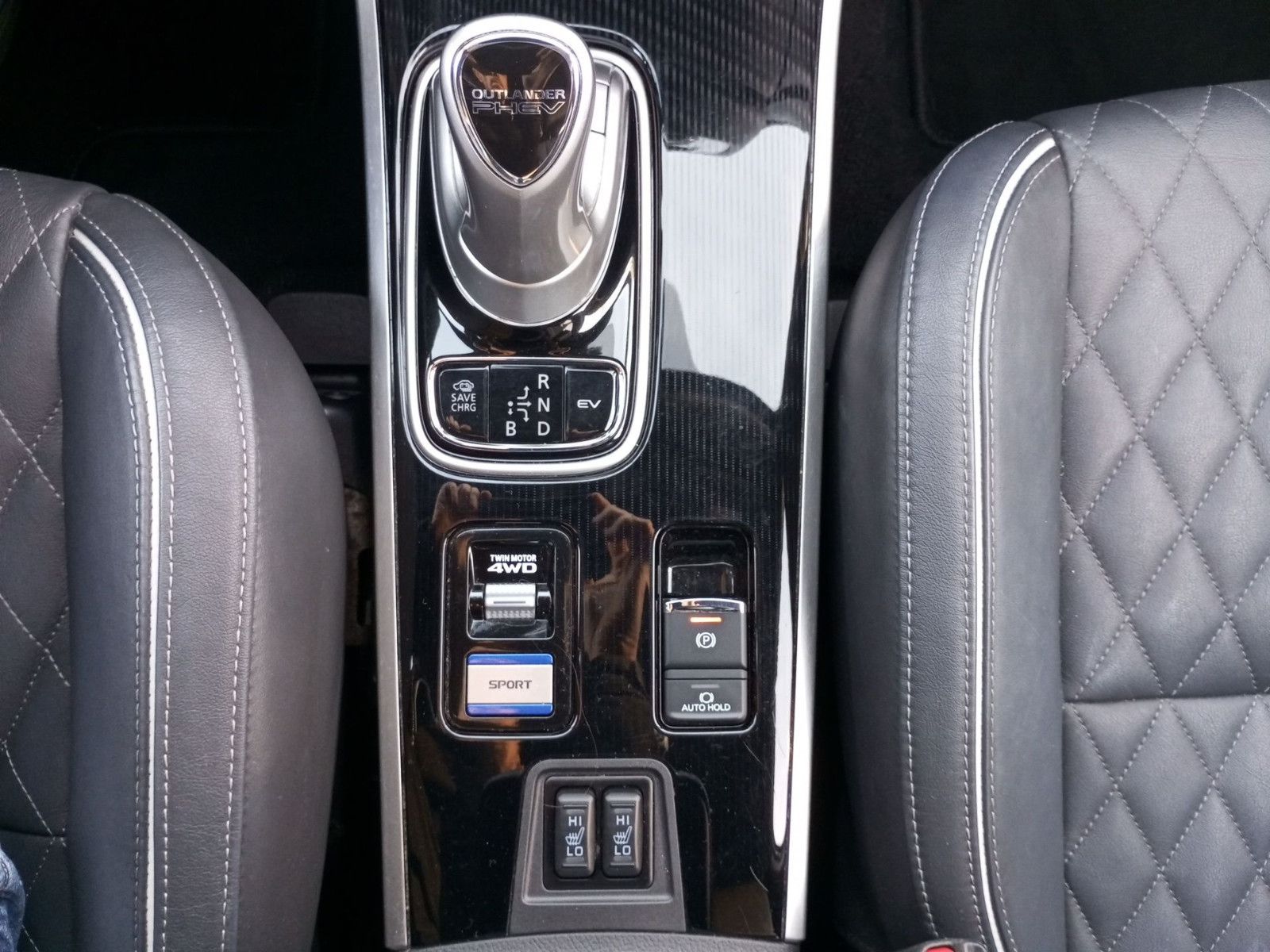 Fahrzeugabbildung Mitsubishi Outlander Plug-in Hybrid Intro 2.4 4WD AHK WR