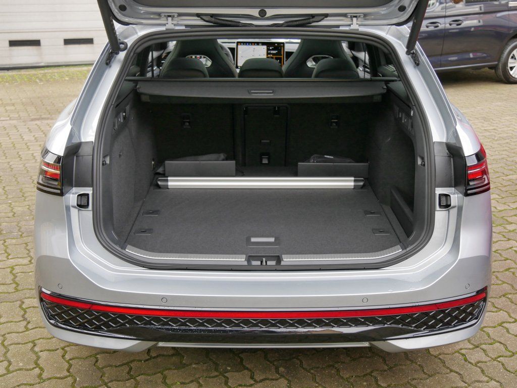 Fahrzeugabbildung Volkswagen Passat Variant R-Line 2.0  TDI DSG AHK Pano