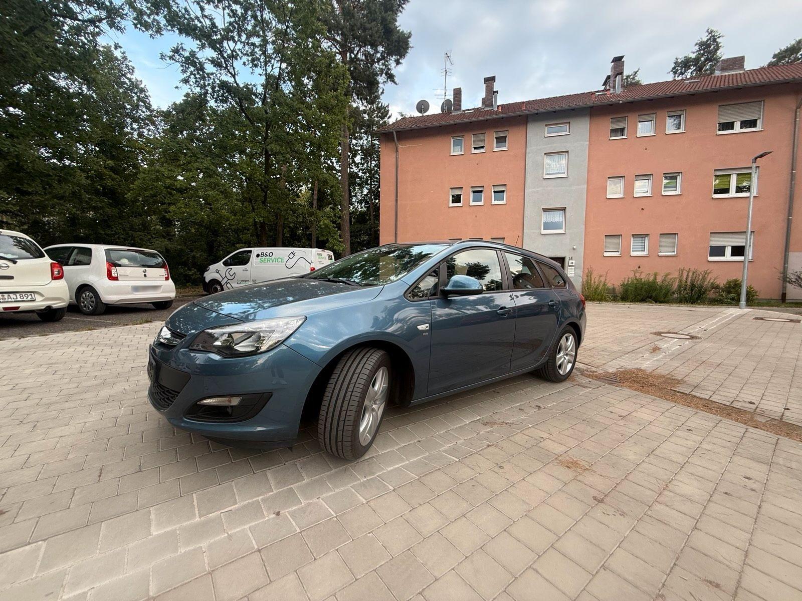 Opel Astra 2014 — rear view