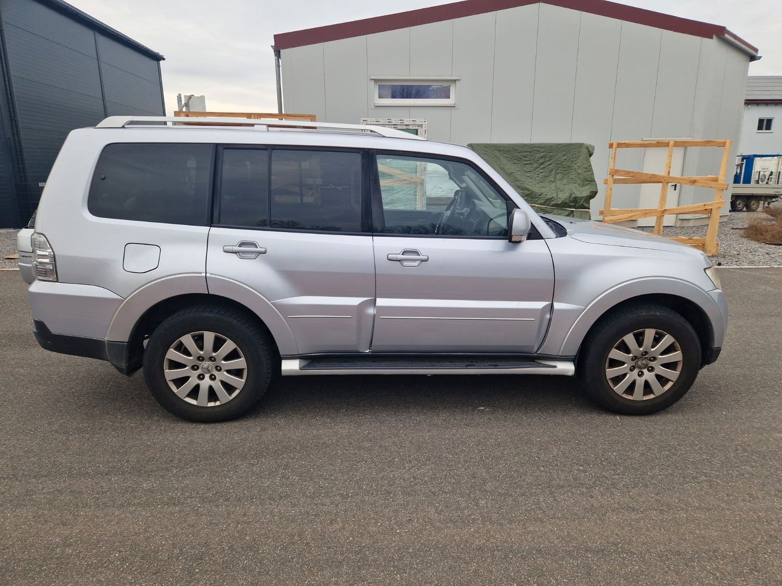 Fahrzeugabbildung Mitsubishi Pajero 3.2 DI-D Instyle ! LEDER ! NAVI ! AHK !