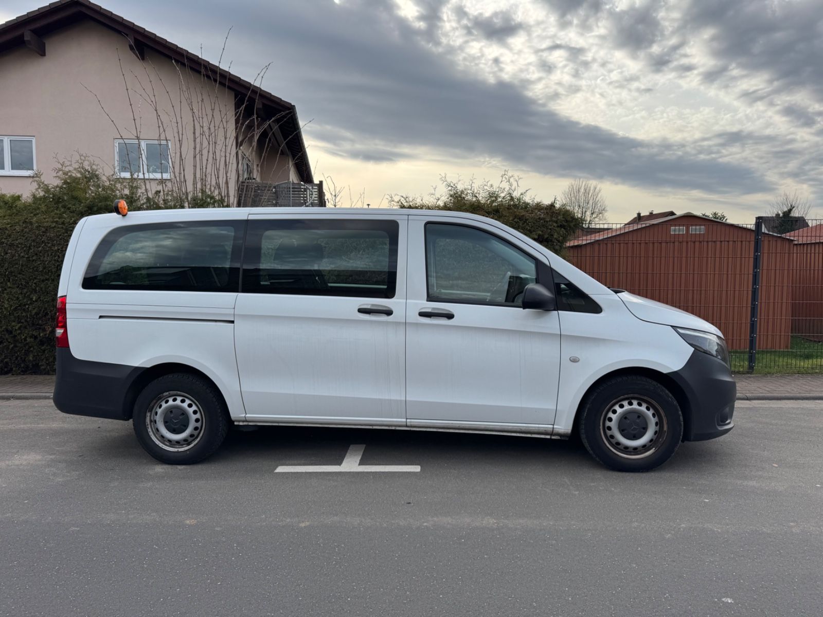 MERCEDES-BENZ Vito Tourer 109 CDI Pro FWD lang 9Sitzer+1Hand!