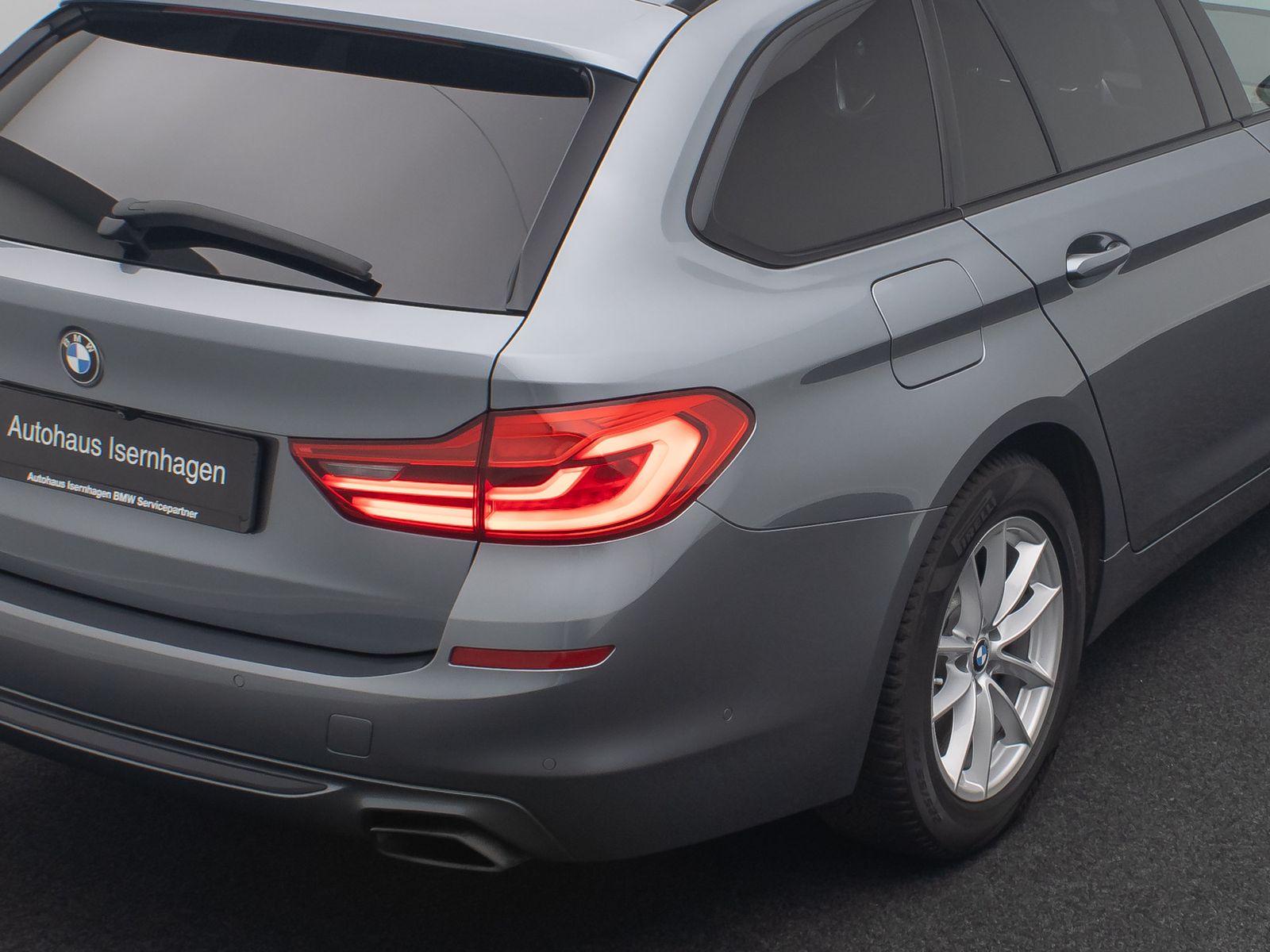 Fahrzeugabbildung BMW 540d xD SportLine 360&deg;HUD AHK DispKey SoftCl H/K