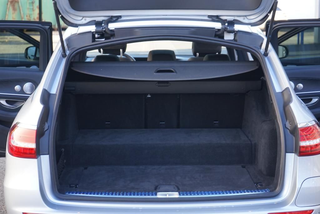 Fahrzeugabbildung Mercedes-Benz E 300 de T-Modell AMGLine + Avantgarde *PanoDach