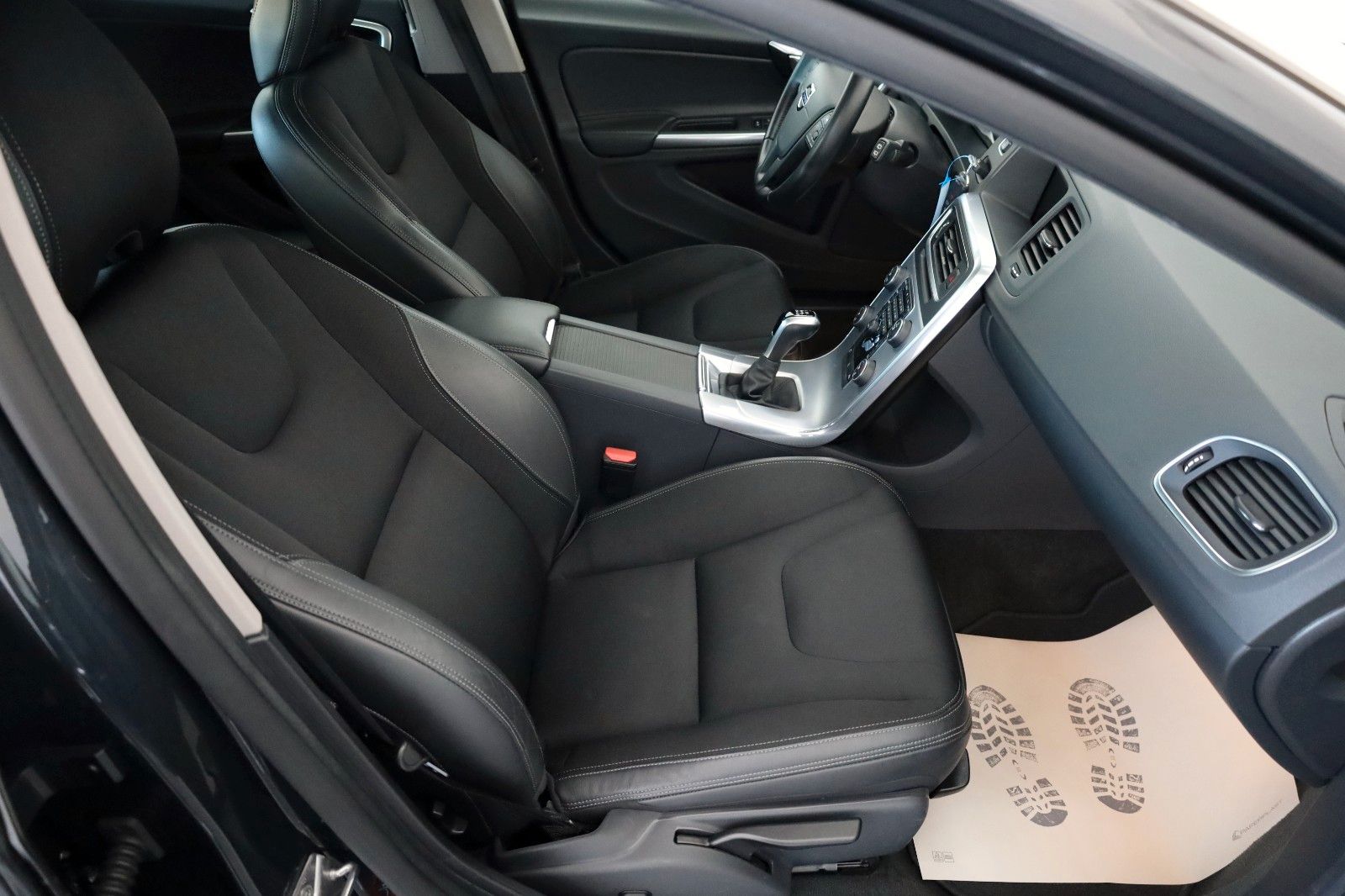 Fahrzeugabbildung Volvo V60 Kombi Linje Business T.Leder,Navi,SH,PDC