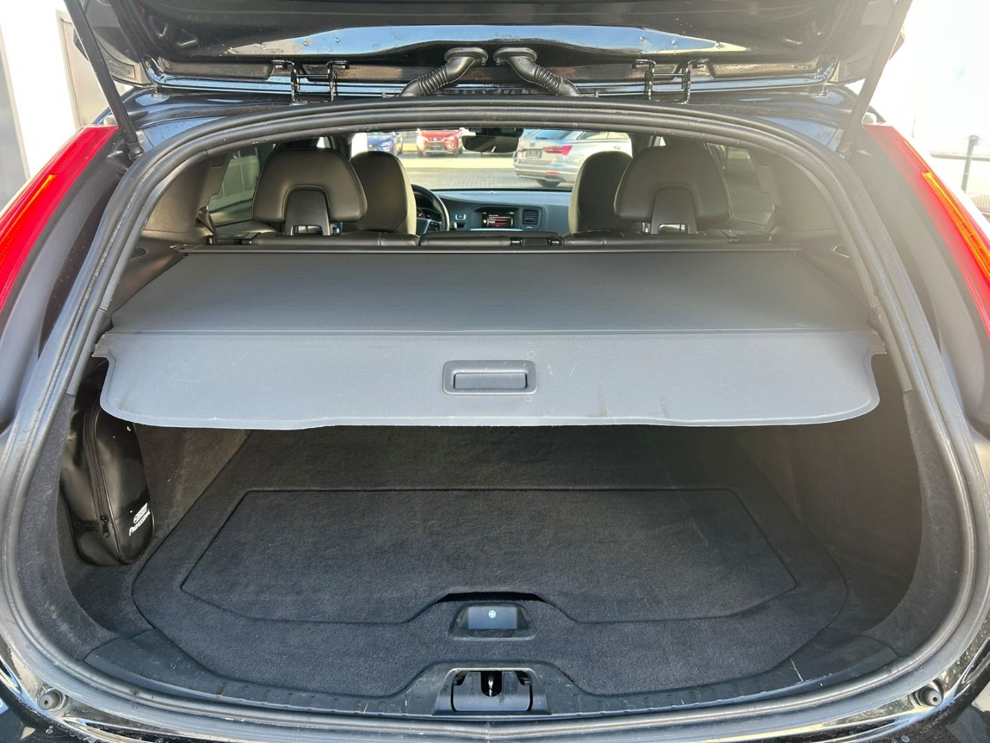 Fahrzeugabbildung Volvo V60 D3 Linje Svart Pano Leder digital SHZ H&R Ka