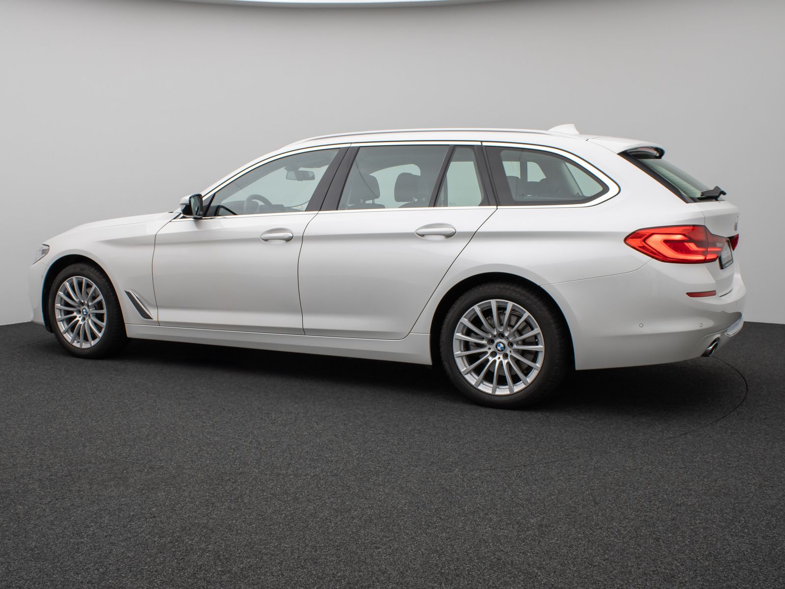 Fahrzeugabbildung BMW 520d Luxury Line Panorama Kamera HUD DAB HiFi