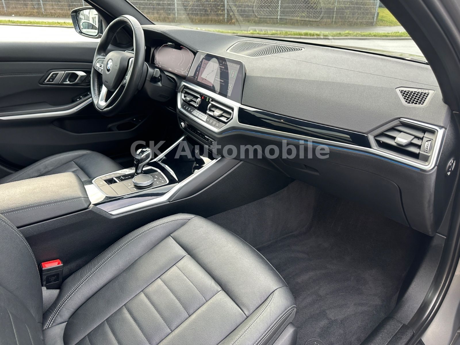 Fahrzeugabbildung BMW 330e Touring Luxury-Line/Leder/Head-Up/Pano/LED