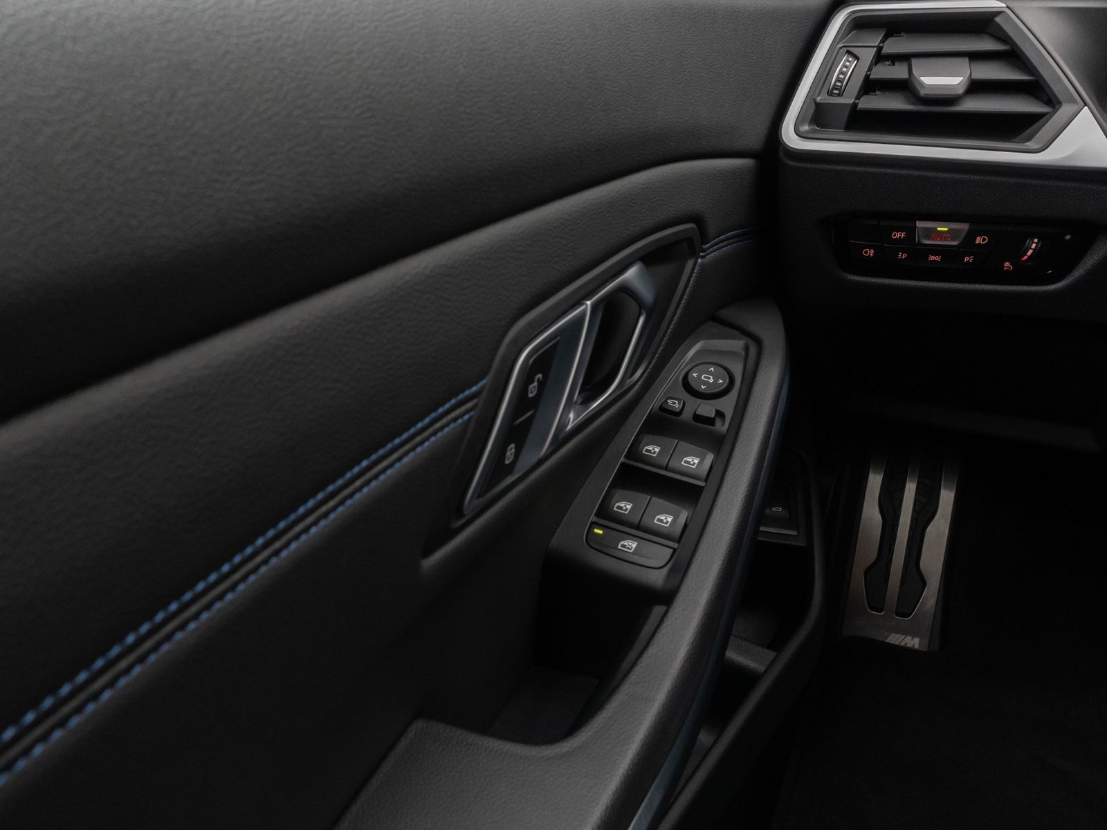 Fahrzeugabbildung BMW 330e M Sport Kamera DAB HUD Alarm Parkassistent