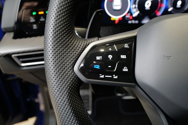 Volkswagen Golf VIII R 4Motion AHK Pano Carbon HKardon 360°