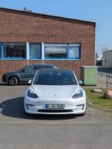 Tesla Model 3 AWD Dual Long Range Mietwagenpaket - Tesla Model 3 in Köln