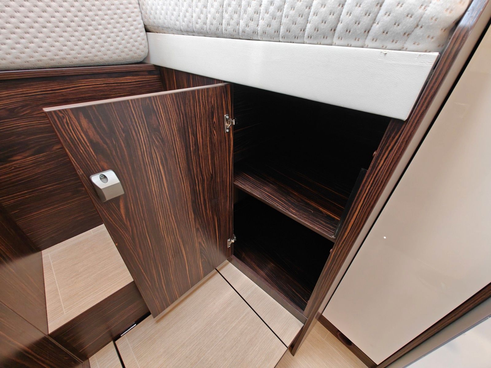 Fahrzeugabbildung Bürstner Elegance I 728 G - 150PS, SAT, TV, Navi, 2x AGM