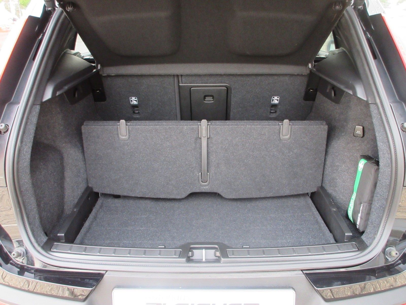 Fahrzeugabbildung Volvo XC 40 Plus Dark 2WD