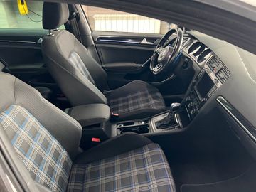 Volkswagen Golf - 10