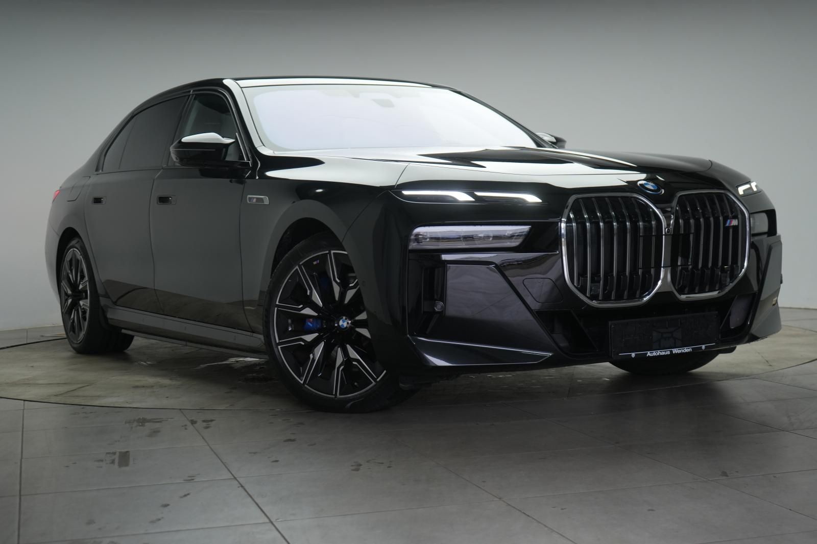 BMW i7 M70 xDrive TheatreScreen/Sky Lounge/HUD/B&amp;W/L