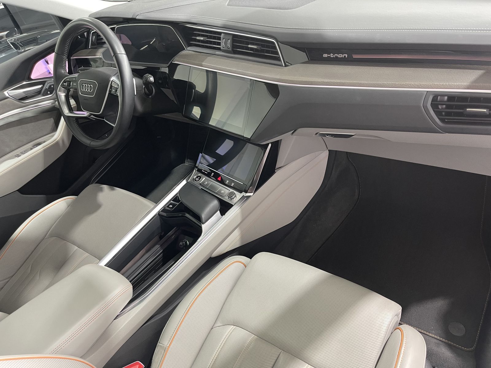 Fahrzeugabbildung Audi e-tron 55 Quattro*S-line*22°zoll*HUD*Leder*Cam*