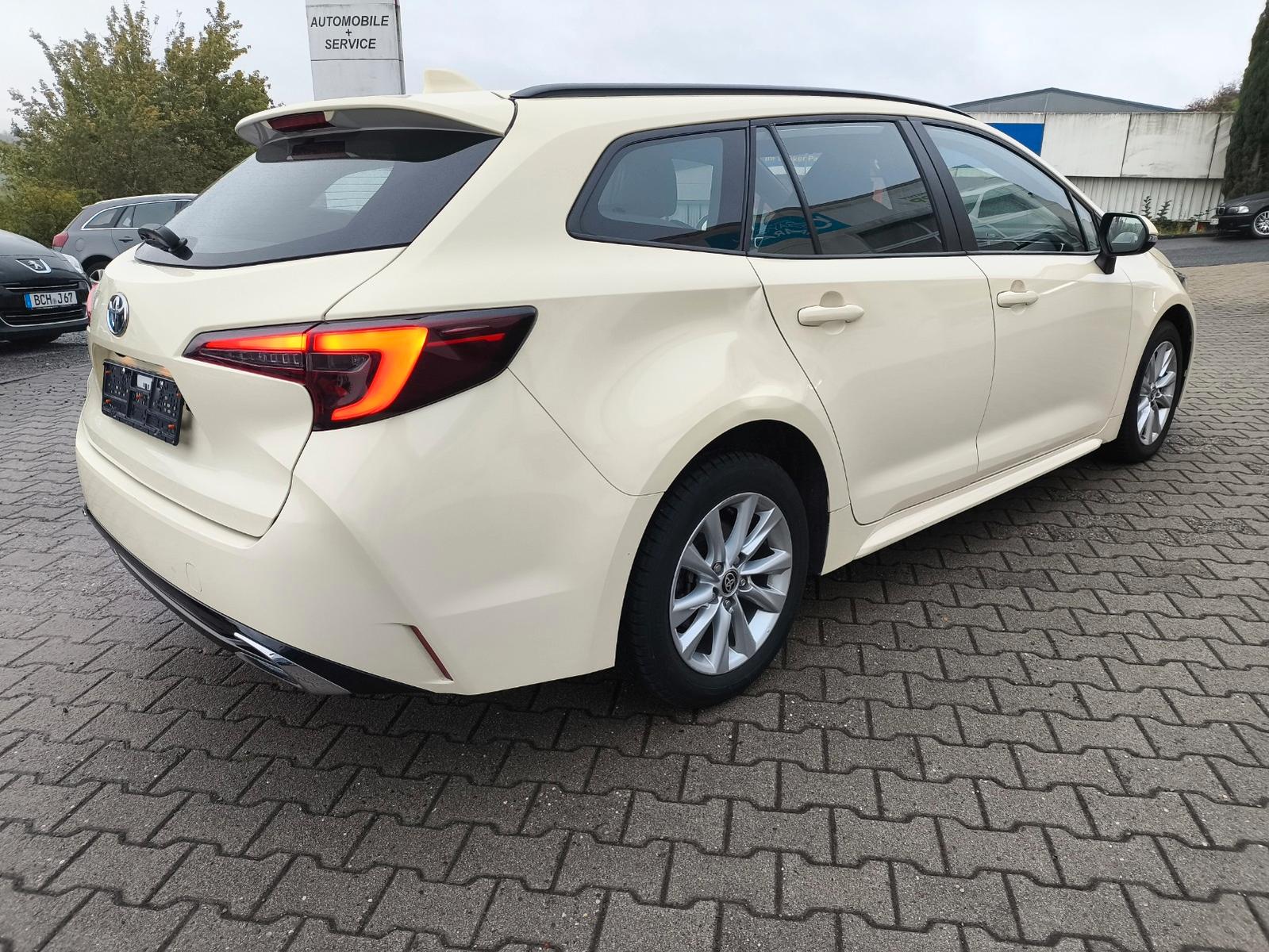 Toyota Corolla Touring Sports 1.8 VVT i-Hybrid Business