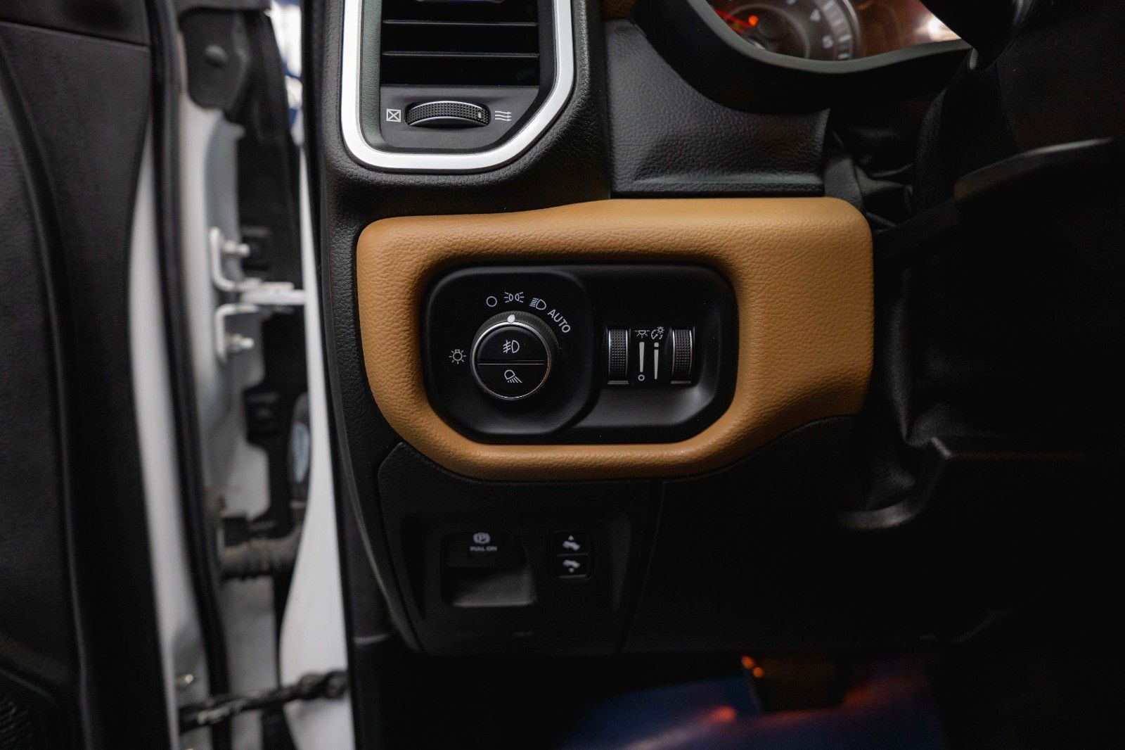 Fahrzeugabbildung Dodge RAM 5.7 V8 HEMI 4x4 OFFROAD LONGBED Night-Paket