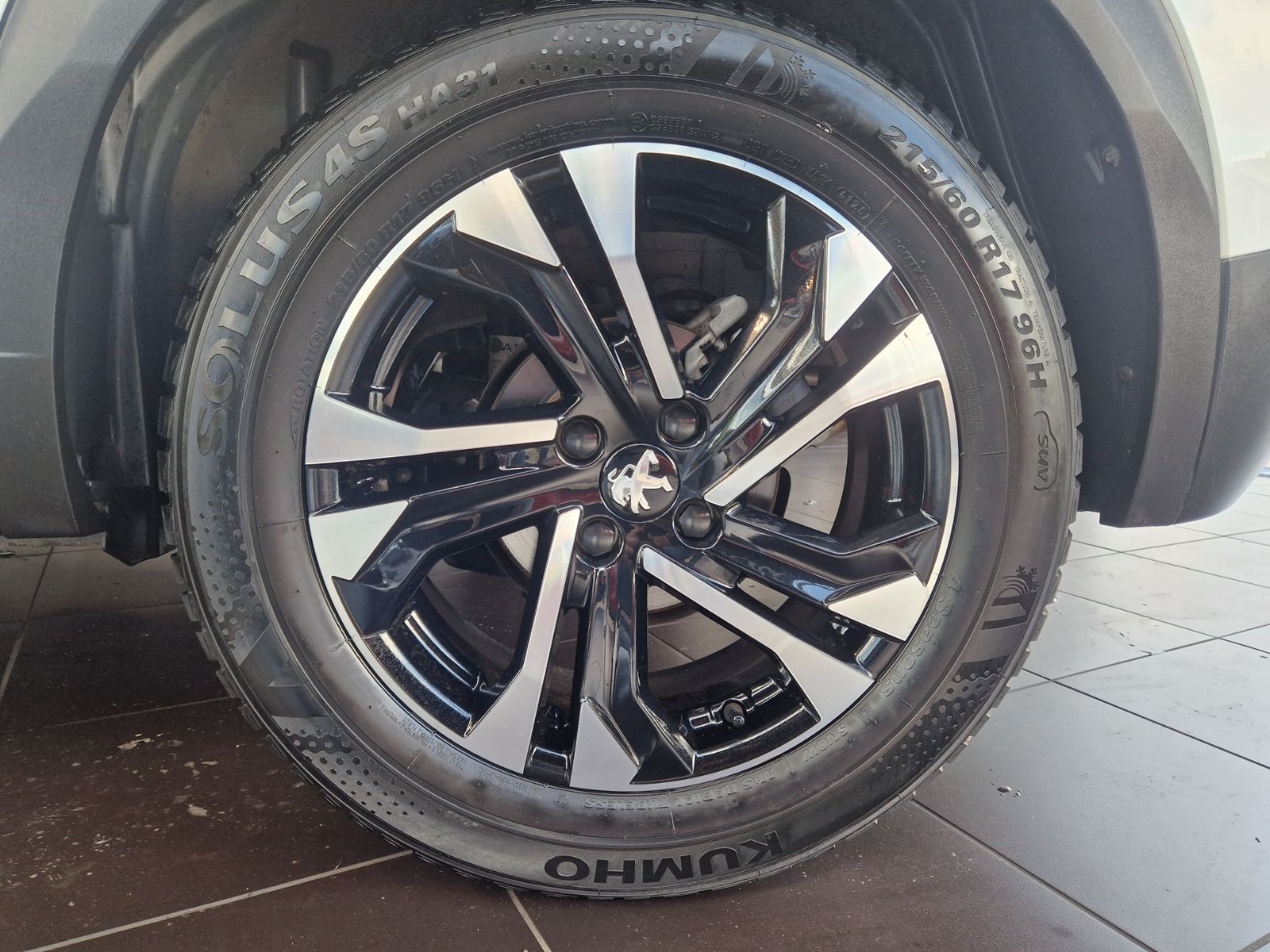 Fahrzeugabbildung Peugeot 2008 Allure PANO KLIMA LED NAVI ALU