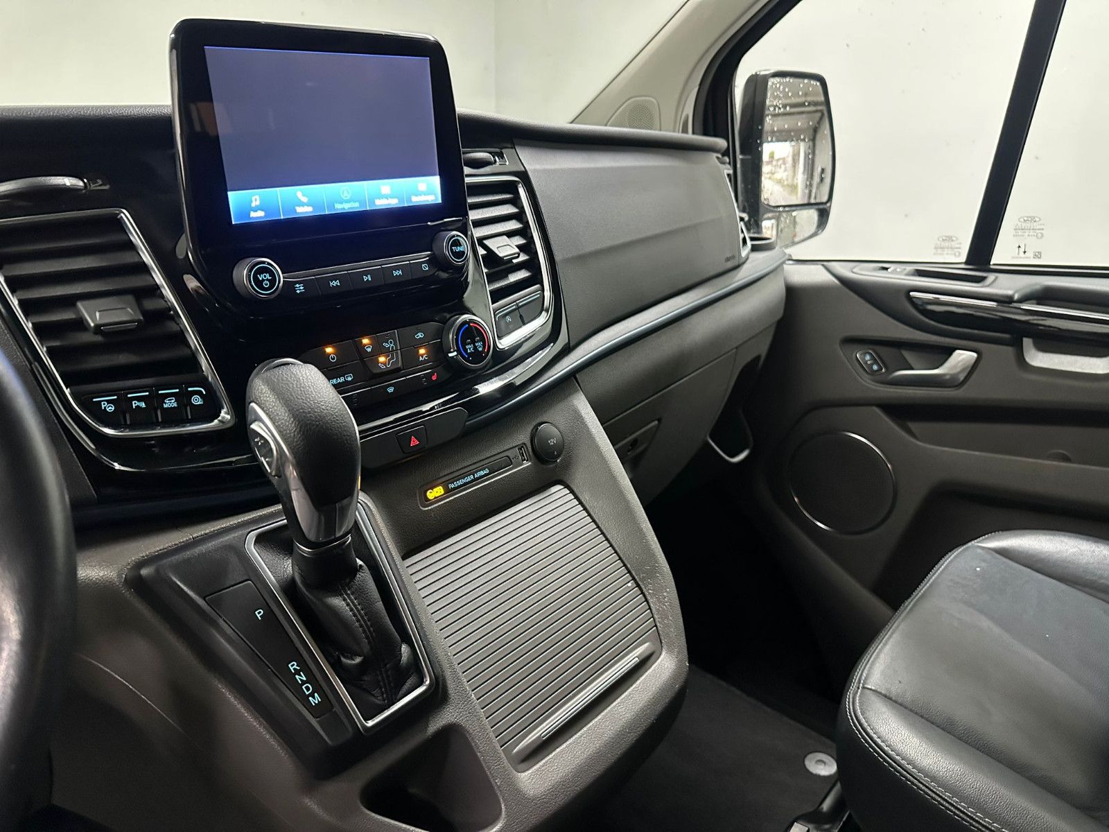 Fahrzeugabbildung Ford Tourneo Custom L1H1 Active*SDH*AHK*8-SITZE*XENON