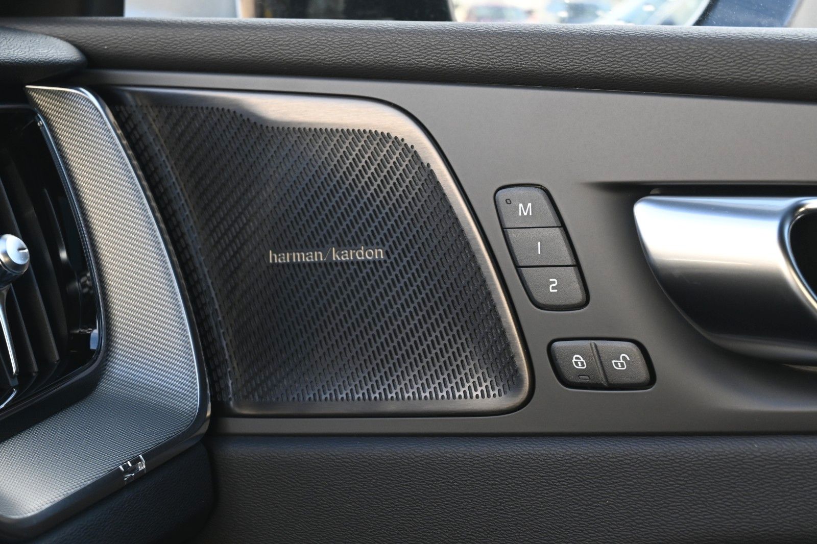 Fahrzeugabbildung Volvo XC60 B5 AWD Plus Dark*H&K*FSHZG*360°*ACC*AHK