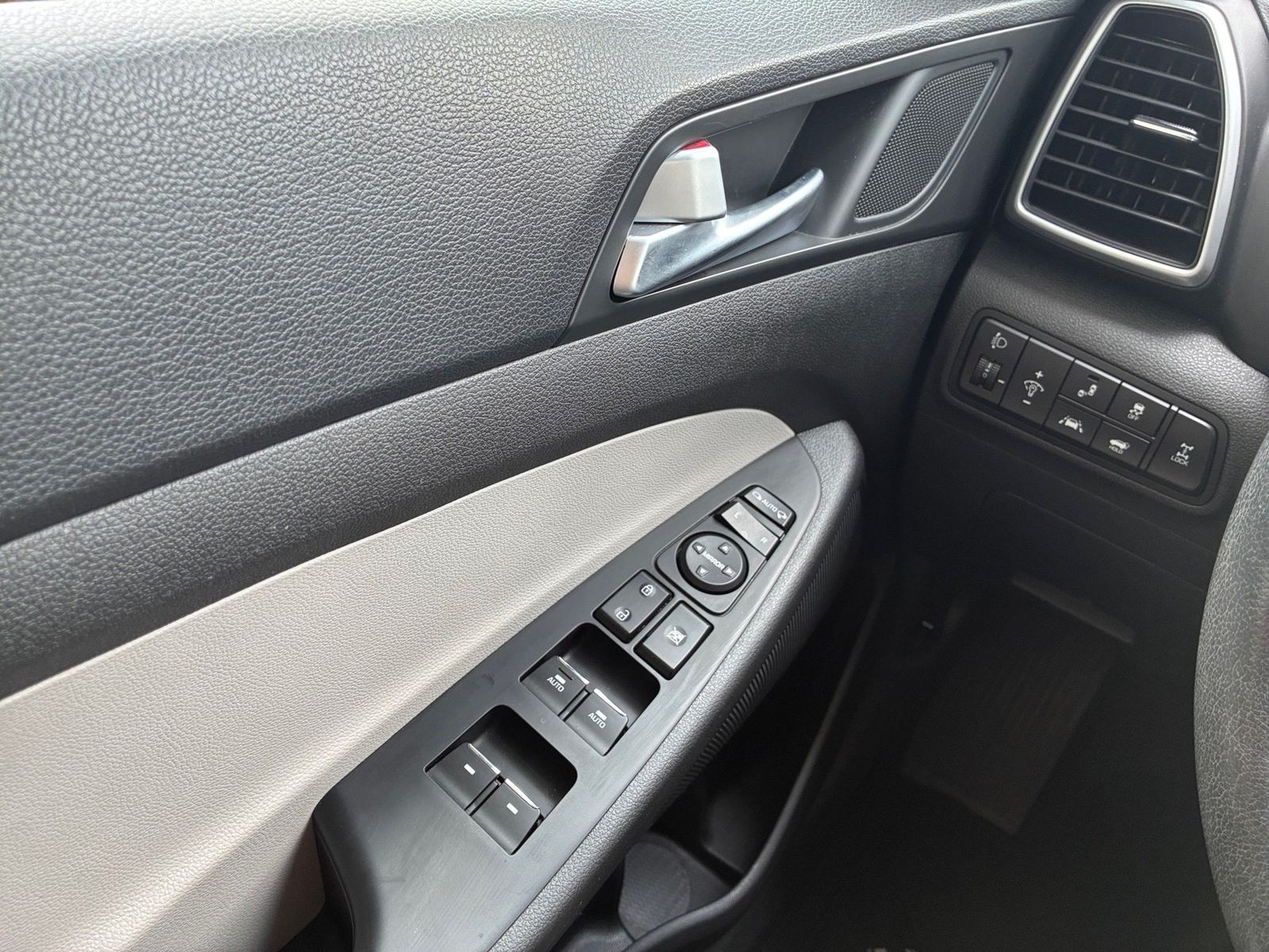 Fahrzeugabbildung Hyundai Tucson 1.6 Premium 360,KlimaA,LED,Leder,Navi,SHZ