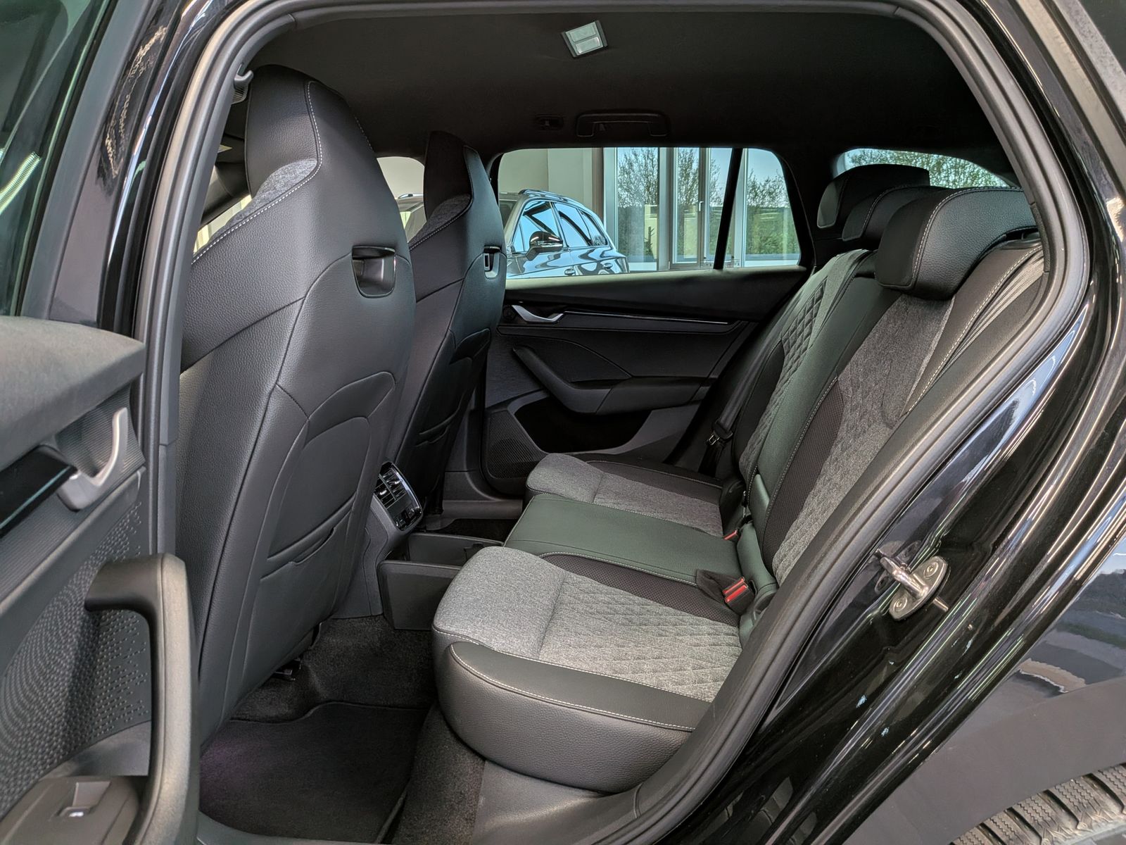 Fahrzeugabbildung SKODA Octavia 2.0 TDI DSG Sportline Matrix 5J-Garantie