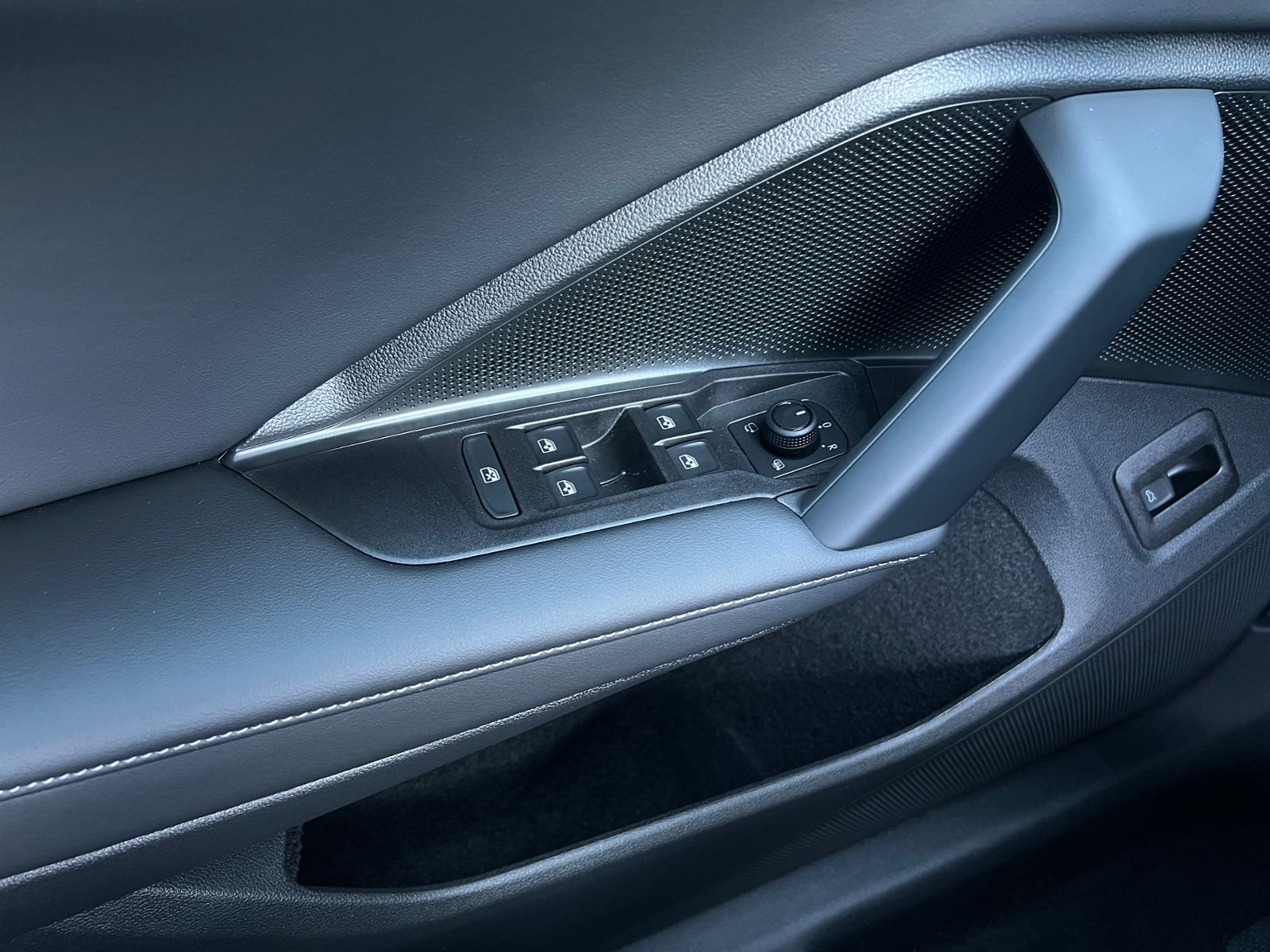 Fahrzeugabbildung Volkswagen Tiguan LIFE 1.5 eTSI DSG *AHK, LED Plus, Kamera,