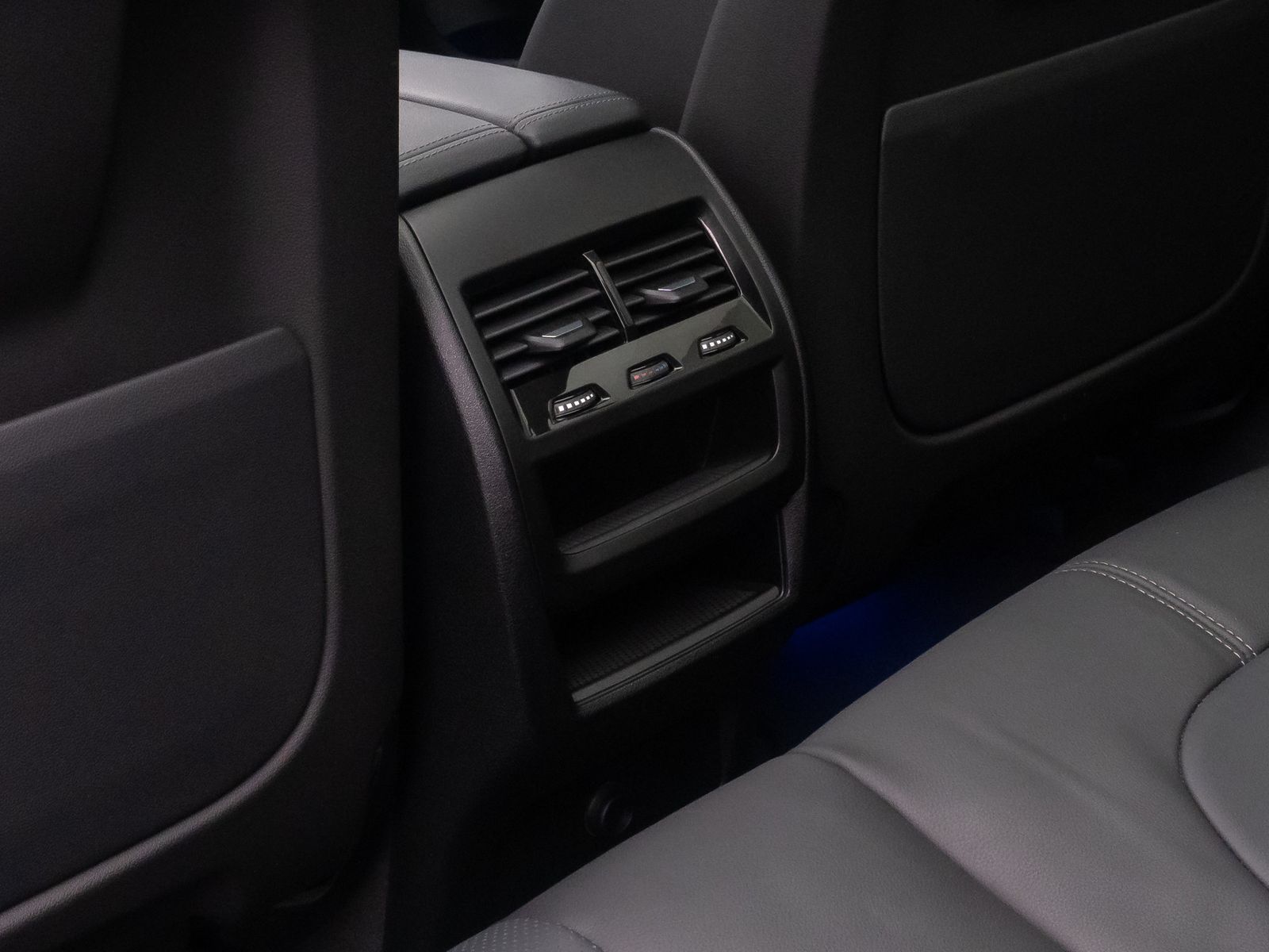 Fahrzeugabbildung BMW X5 xD40d M Sport Laser HUD DAB AHK Panorama Komf