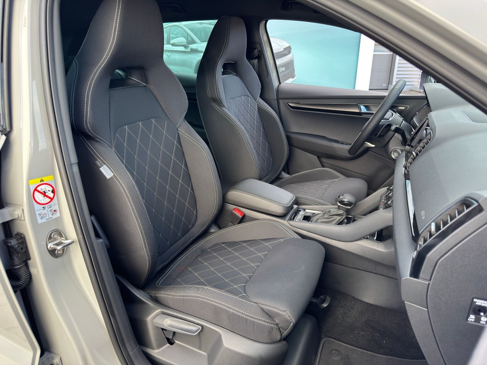 Fahrzeugabbildung SKODA Karoq Sportline 1.5TSI DSG*360°Cam*AHK*eHeck*19Z