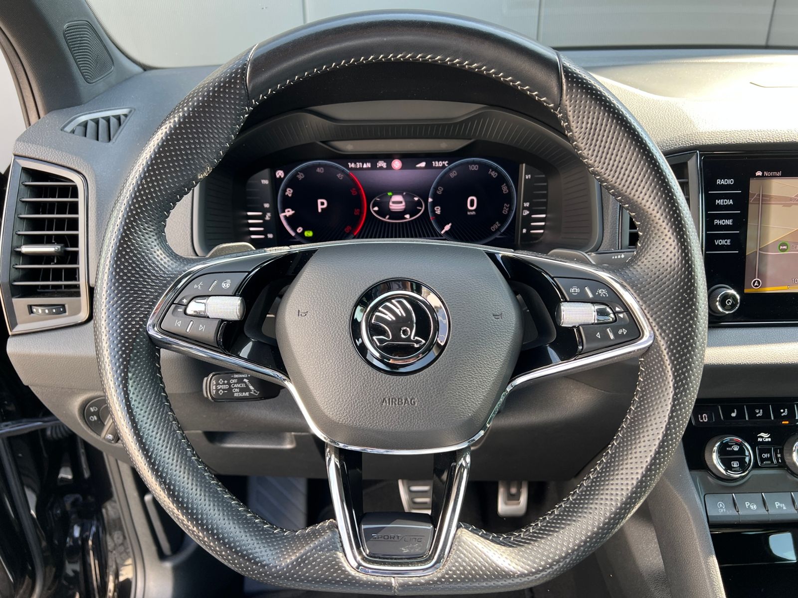 Fahrzeugabbildung SKODA Karoq Sportline 2.0 TDI DSG 4x4 "AHK, Matrix-LED